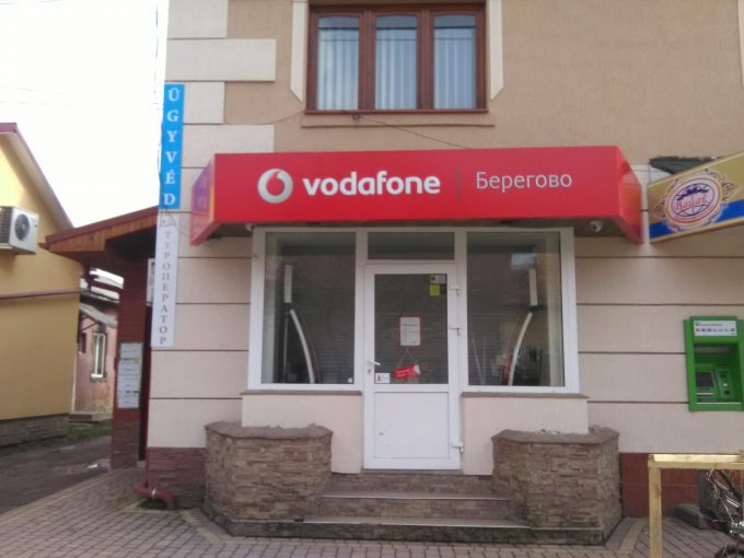 Vodafone-mobilkommunikációs szaküzlet és szervíz